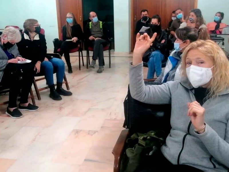 Imagen de la reunión con voluntarias de San Juan de Aznalfarache en el control de colonias de gatos / AD