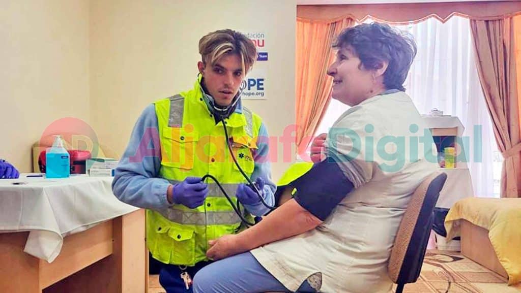 Un voluntario de SAMU Gelves atiende a una refugiada ucraniana en Rumanía / AD