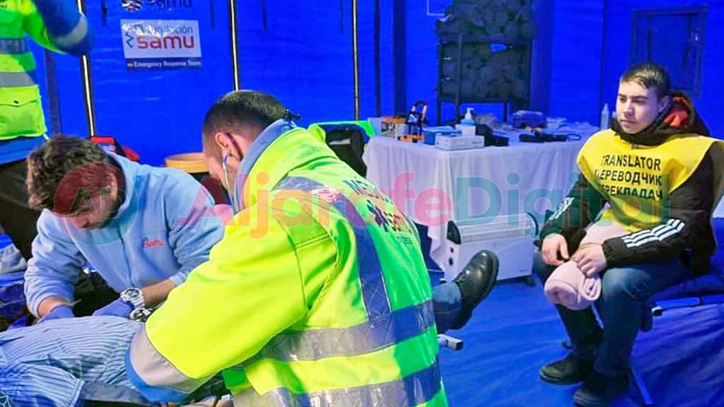 Voluntarios del SAMU de Gelves atendiendo a un refugiado ucraniano con la ayuda de un traductor / AD