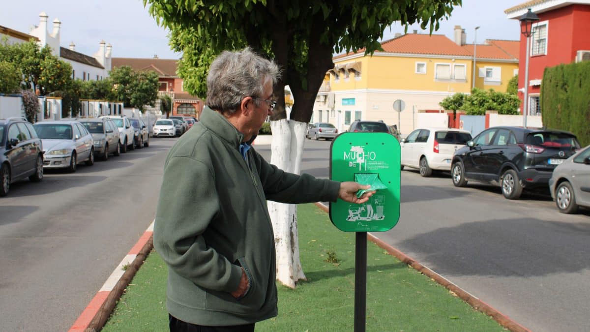 Dispensadores de bolsas para los excrementos de perro en Gines/ AD