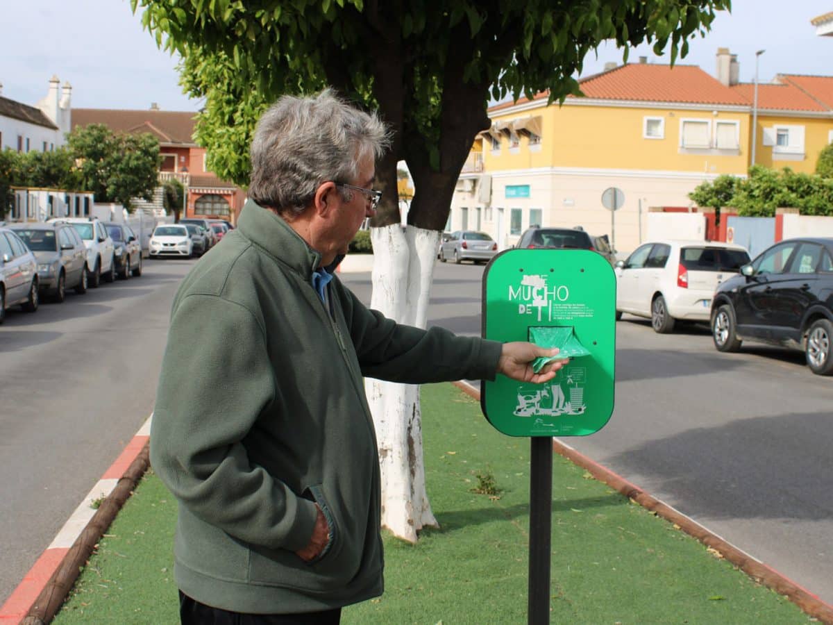 Dispensadores de bolsas para los excrementos de perro en Gines/ AD