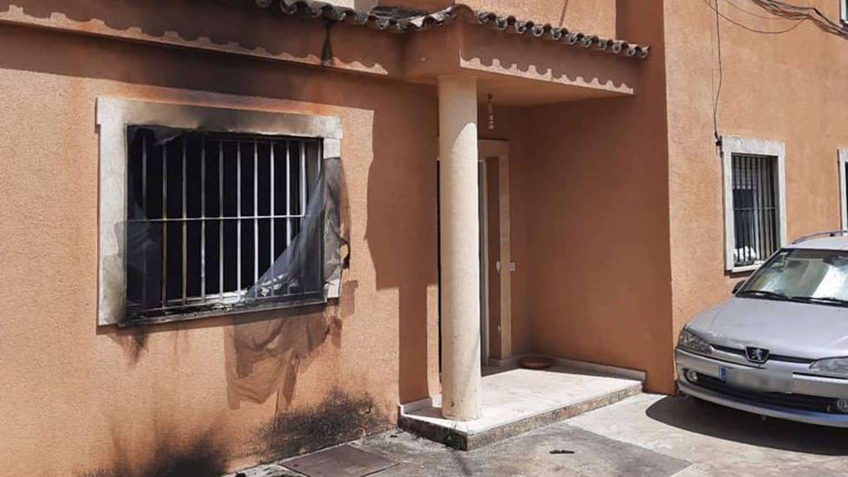 Imagen de la casa en la que se produjo el incendio en Gines / AD