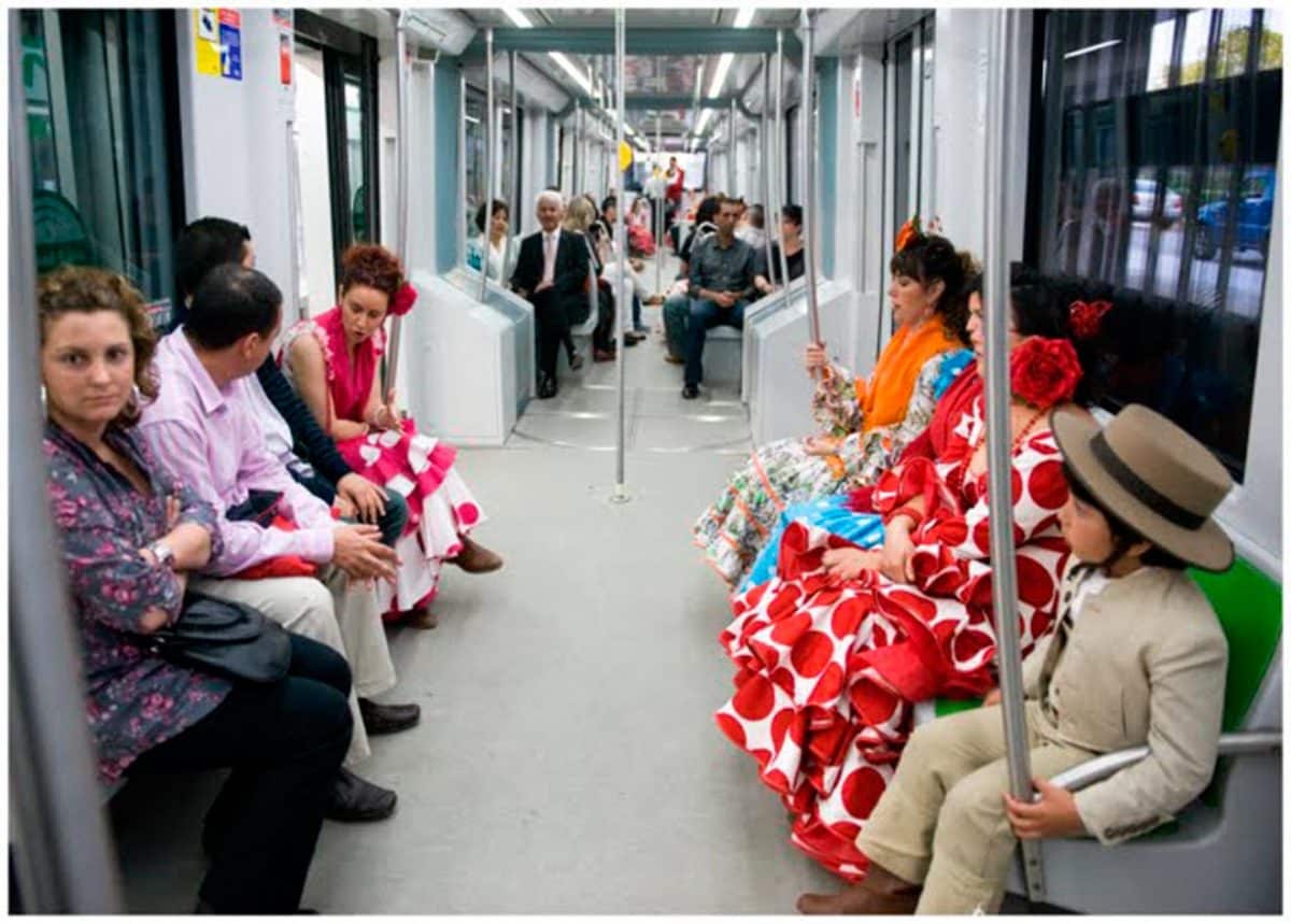 Línea 1 del metro durante la Feria de Abril / AD
