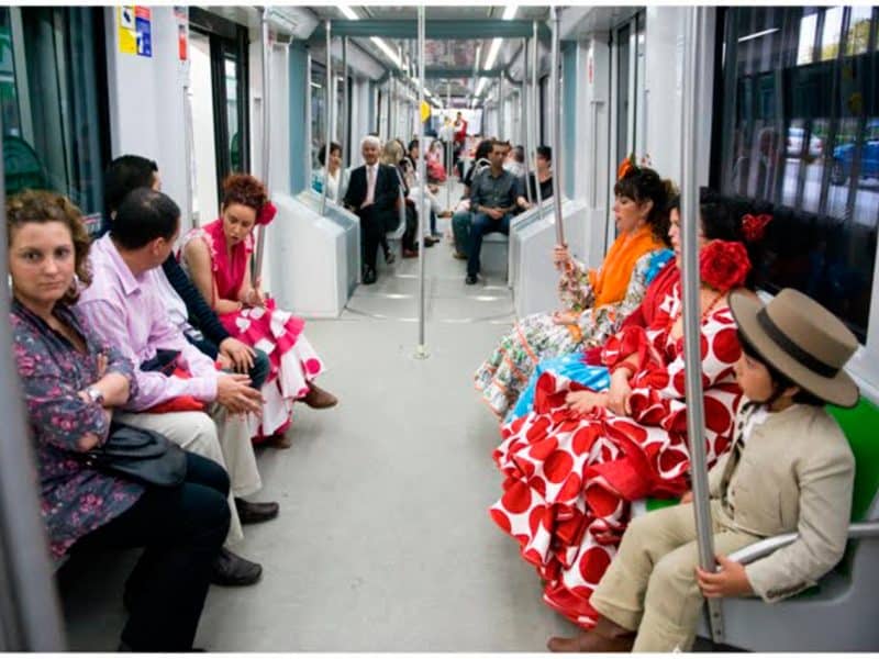Línea 1 del metro durante la Feria de Abril / AD