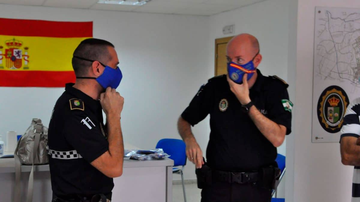 Imagen de dos agentes de la Policía Local de Santiponce / AD