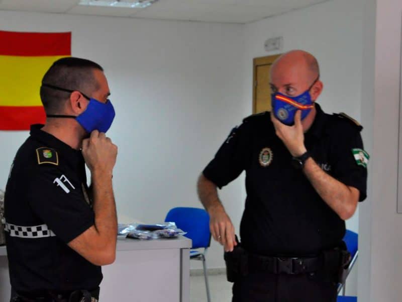 Imagen de dos agentes de la Policía Local de Santiponce / AD