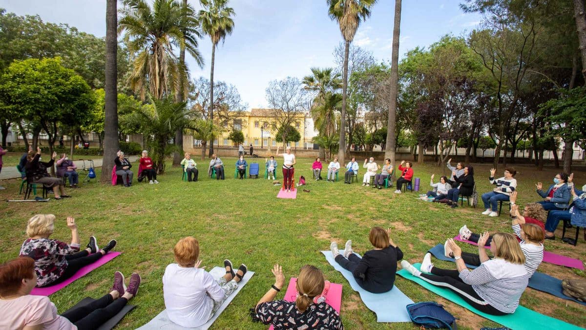Yoga al aire libre para personas mayores en Mairena del Aljarafe / AD