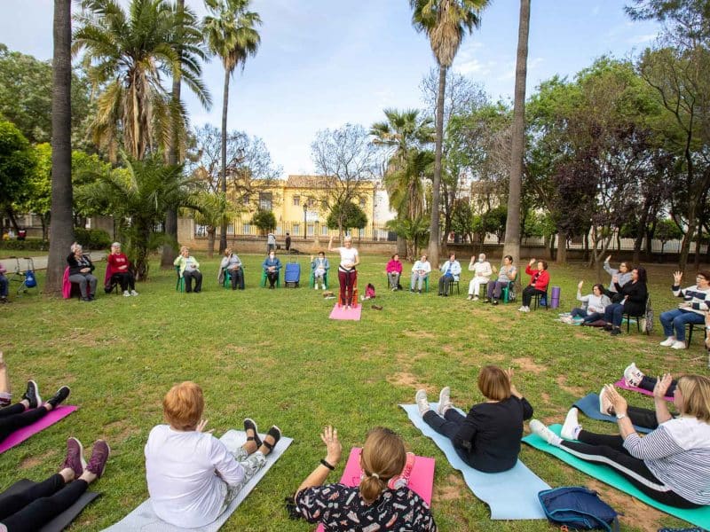 Yoga al aire libre para personas mayores en Mairena del Aljarafe / AD