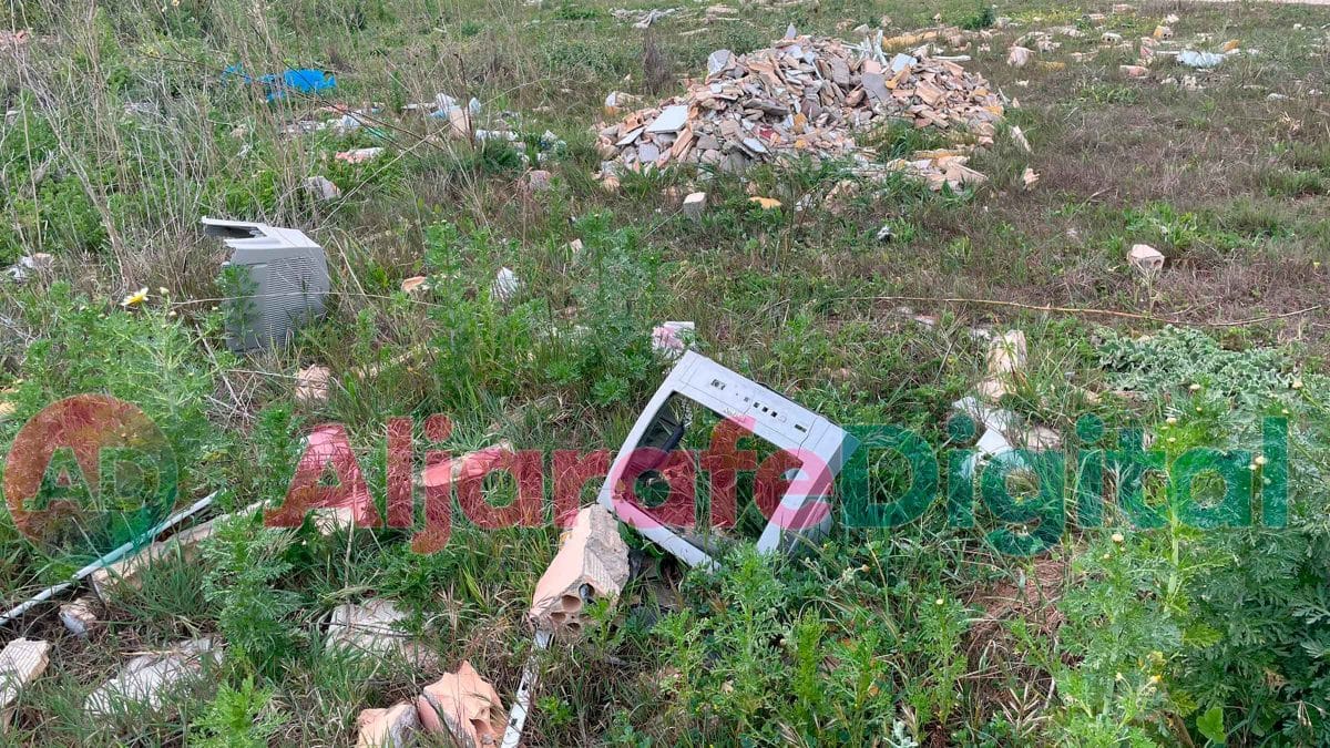 Imagen de basura en el Aljarafe, una de las causas del cambio climático / Clara Fajardo
