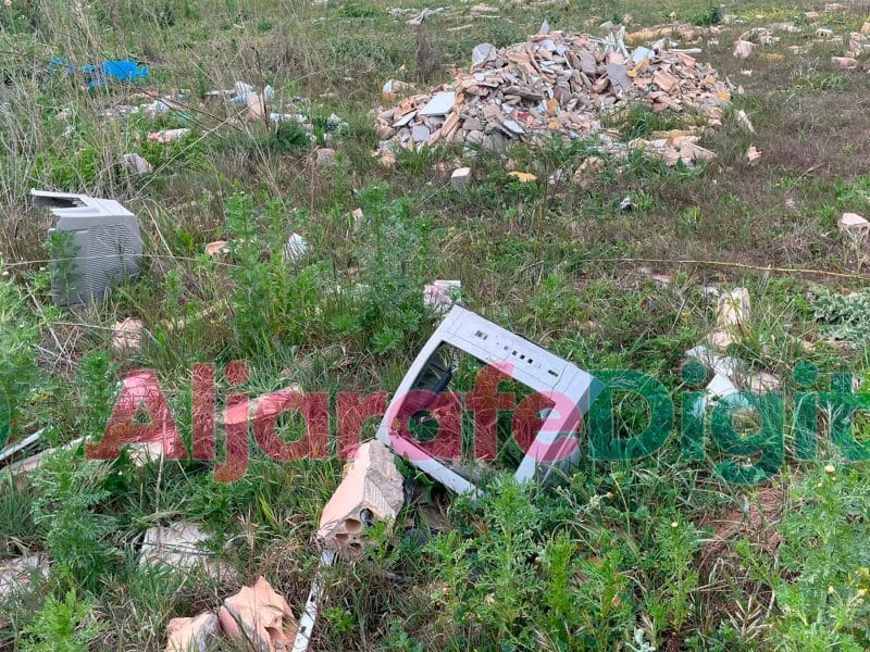 Imagen de basura en el Aljarafe, una de las causas del cambio climático / Clara Fajardo