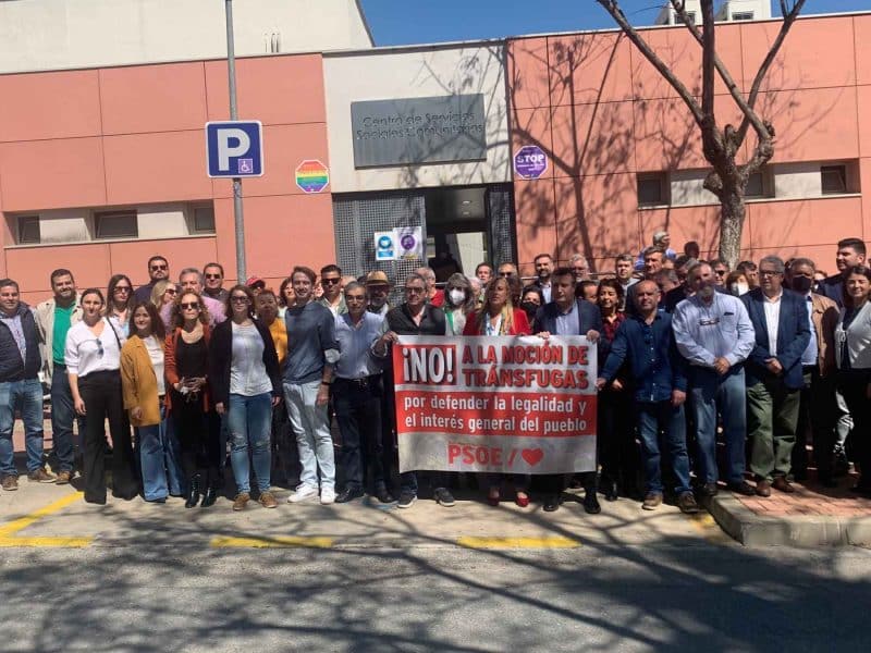 Imagen del apoyo a la alcaldesa de Palomares ante la posible moción de censura en en Palomares / AD
