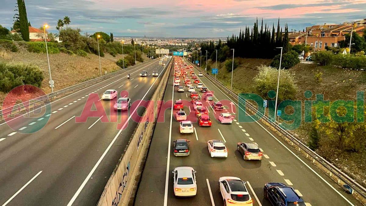 Imagen de una operación salida en la A-49 sentido Sevilla a la altura de Tomares / Clara Fajardo