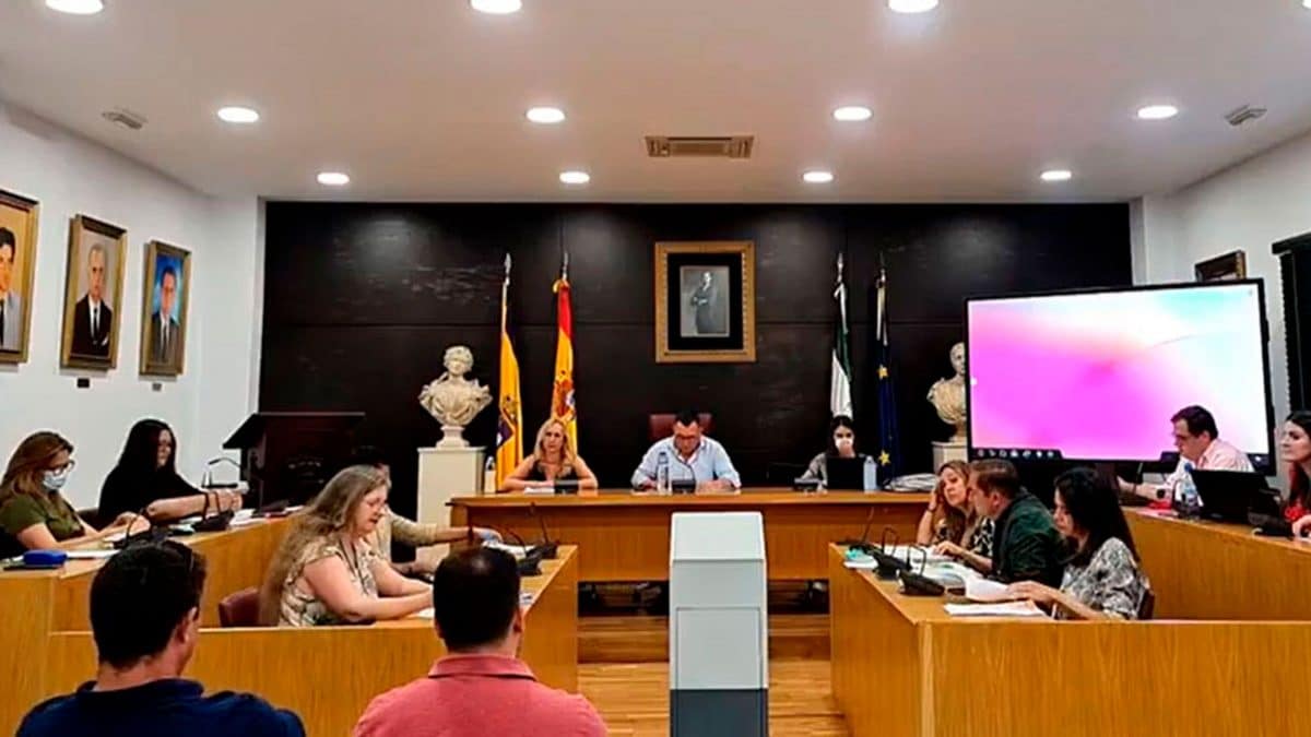 Pleno del Ayuntamiento de Umbrete en el que el único concejal de Ciudadanos ha renunciado a su acta / AD
