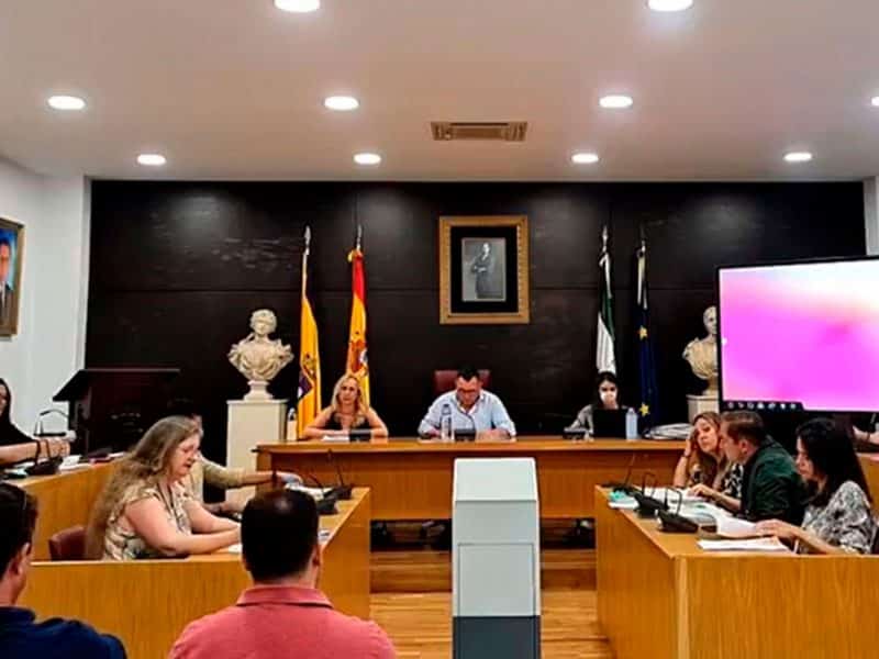 Pleno del Ayuntamiento de Umbrete en el que el único concejal de Ciudadanos ha renunciado a su acta / AD