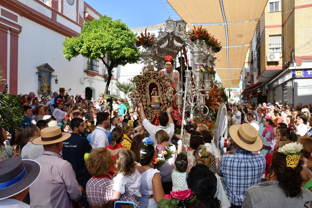 Imagen del Rocío de Tomares, una de las hermandades que provocarán cortes de tráfico en su salida al Rocío / AD
