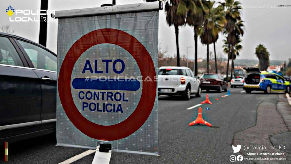 Imagen del control policial que intentó saltarse el detenido borracho en Castilleja de la Cuesta / AD