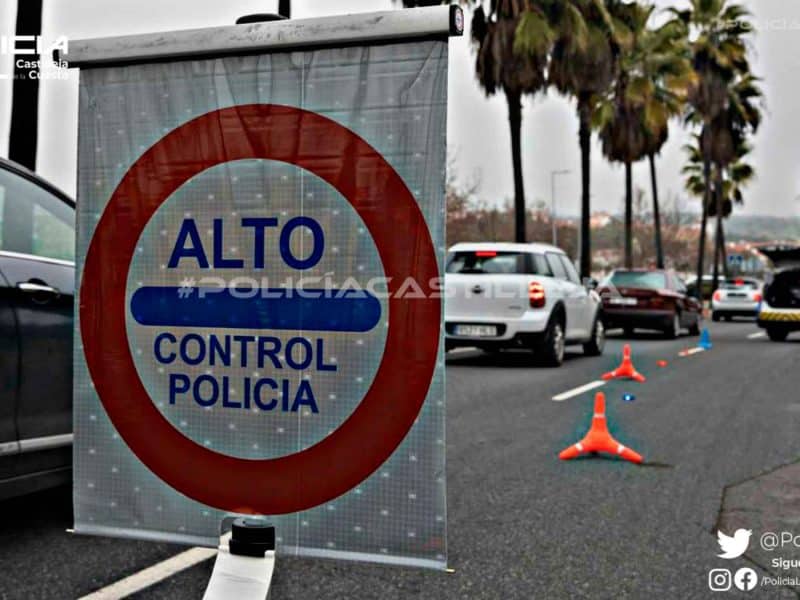 Imagen del control policial que intentó saltarse el detenido borracho en Castilleja de la Cuesta / AD