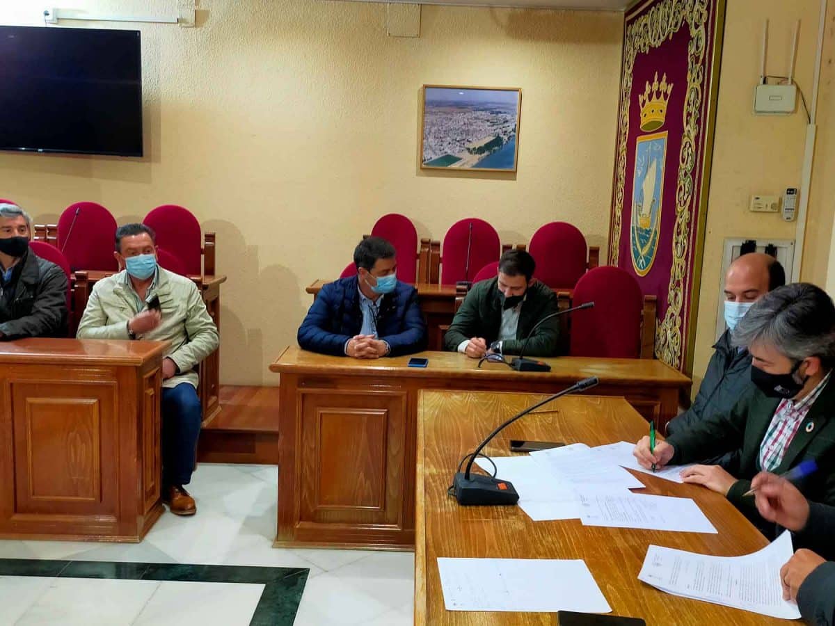 Imagen de la firma del convenio entre la asociación de autónomos UATAE y el Ayuntamiento de Coria del Río / AD