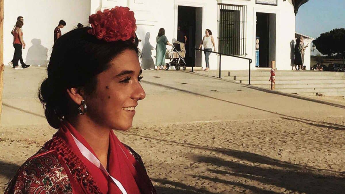 Eugenia Montiel Román, vecinas de Gines que pronunciará el pregón joven del Rocío en la localidad / AD