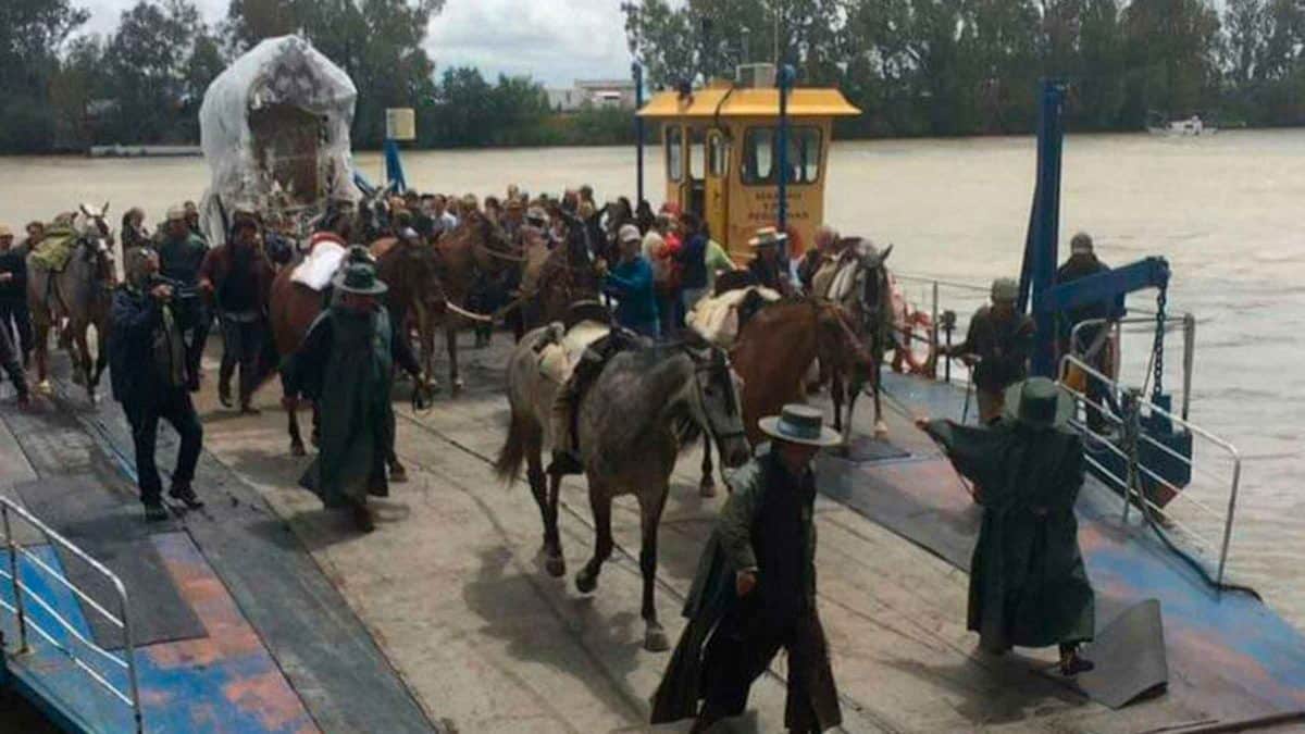 Paso de hermandades por la Barcaza de Coria del Río en el Rocío / AD