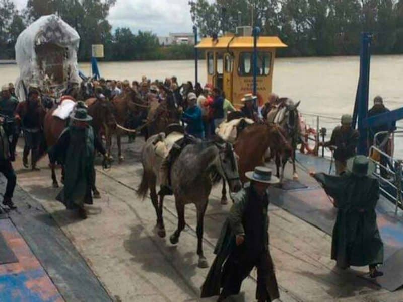 Paso de hermandades por la Barcaza de Coria del Río en el Rocío / AD