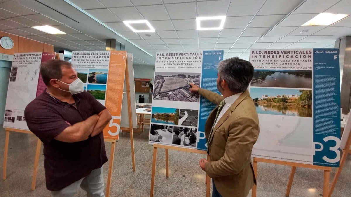 Modesto González, alcalde de Coria del Río, ante el proyecto del transporte fluvial de la US / AD