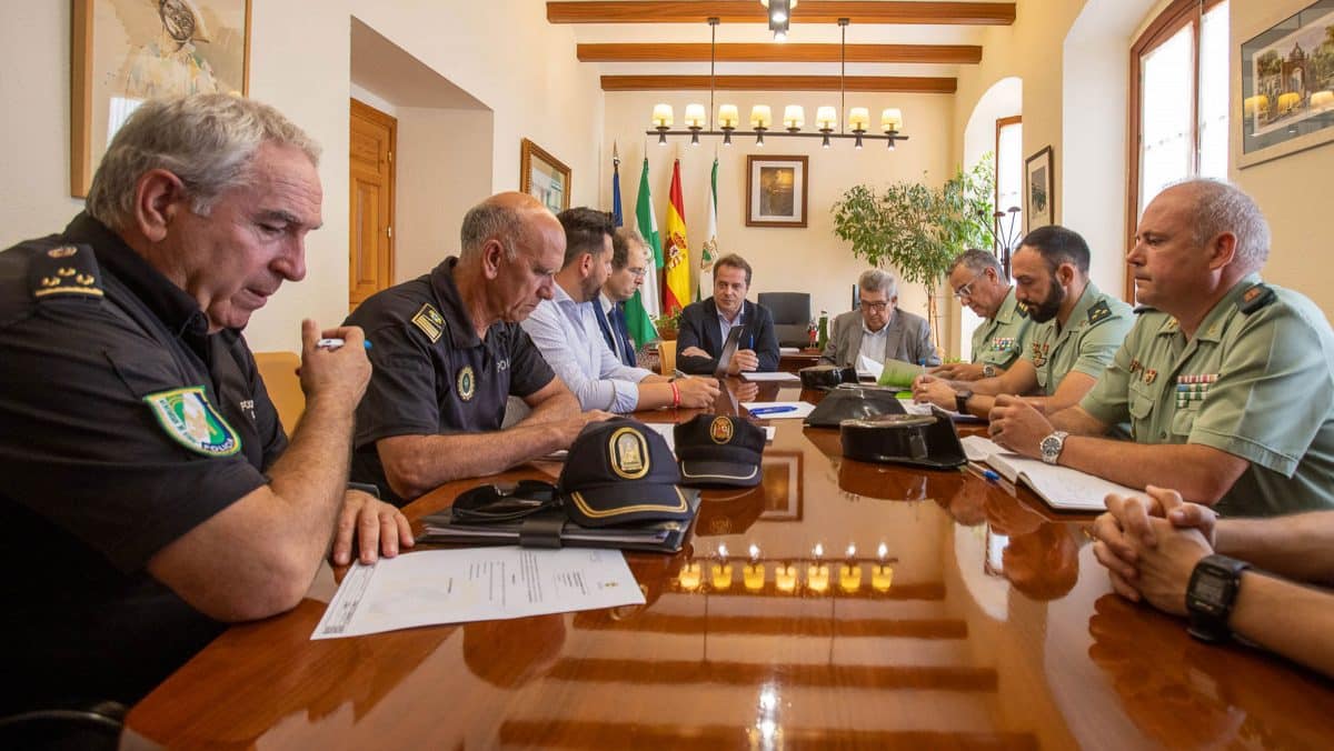 Imagen de la reunión en el Ayuntamiento de Mairena del Aljarafe sobre la Incidencia de la delincuencia en el municipio / AD