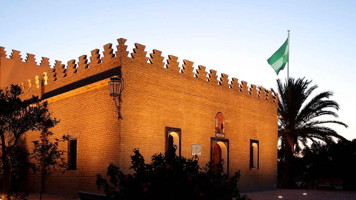 Imagen nocturna de la casa museo de Blas Infante en La Puebla del Río / AD