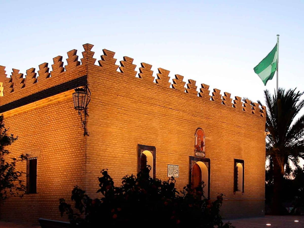 Imagen nocturna de la casa museo de Blas Infante en La Puebla del Río / AD