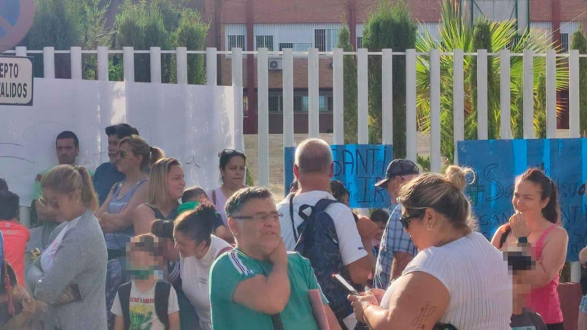 Imagen de las protestas de la comunidad educativa del CEIP Hernán Cortés de Castilleja de la Cuesta / AD
