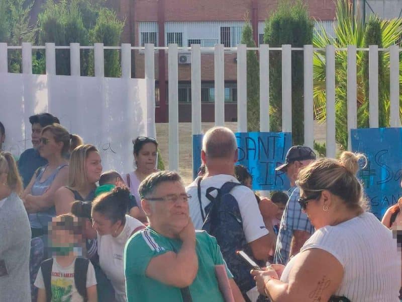Imagen de las protestas de la comunidad educativa del CEIP Hernán Cortés de Castilleja de la Cuesta / AD