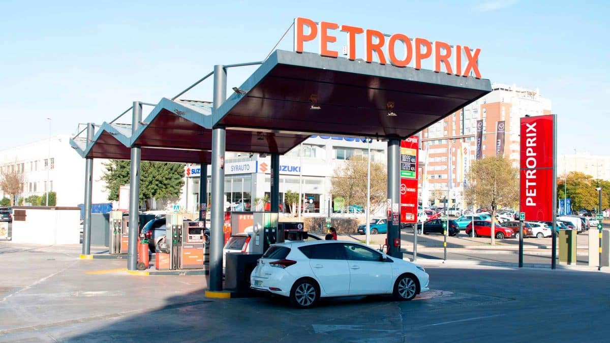 Imagen de una gasolinera de la cadena Petroprix, firma que pretende poner una estación en Palomares del Río / AD