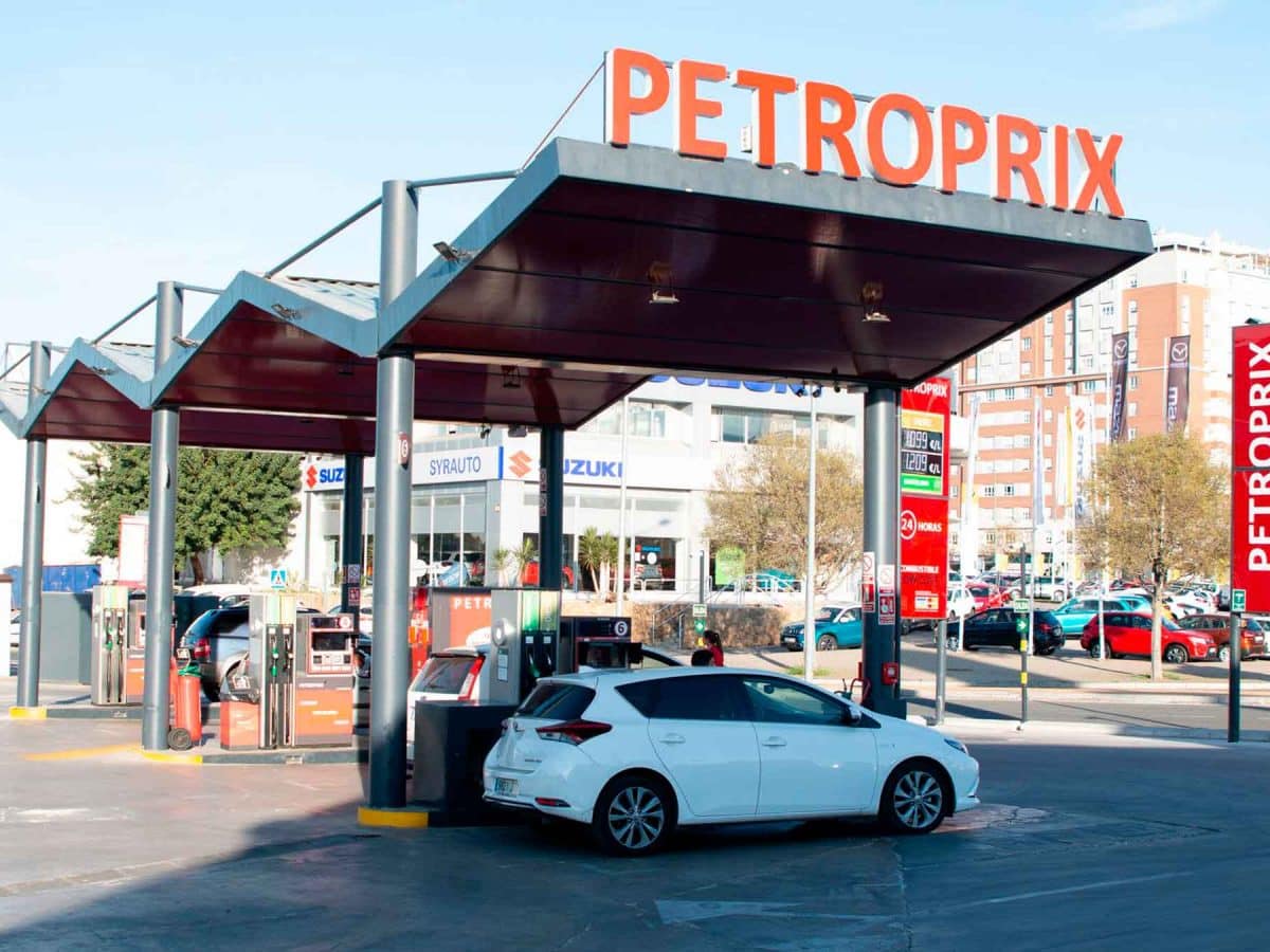 Imagen de una gasolinera de la cadena Petroprix, firma que pretende poner una estación en Palomares del Río / AD