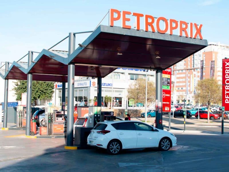 Imagen de una gasolinera de la cadena Petroprix, firma que pretende poner una estación en Palomares del Río / AD