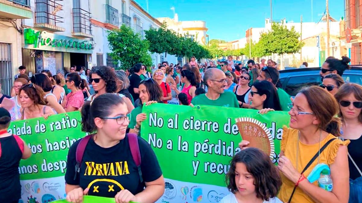 Imagen de una manifestación en Mairena del Aljarafe en la que participaron miembros del colegio Malala en Mairena del Aljarafe / AD