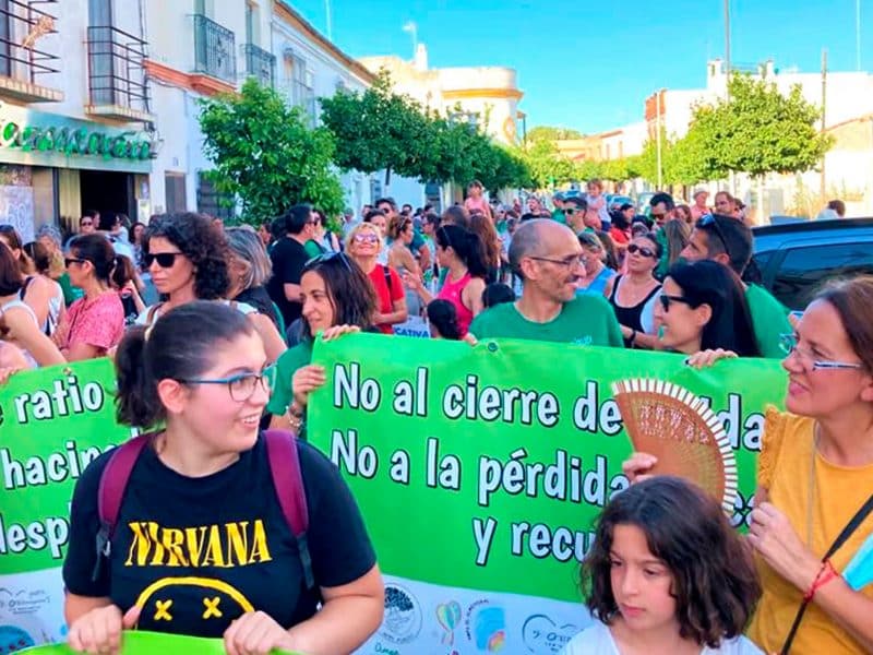 Imagen de una manifestación en Mairena del Aljarafe en la que participaron miembros del colegio Malala en Mairena del Aljarafe / AD