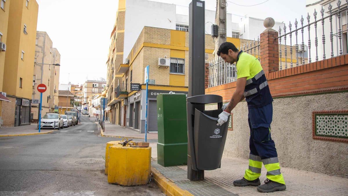 Imagen de una de las 1000 papeleras nuevas que está poniendo Mairena del Aljarafe / AD