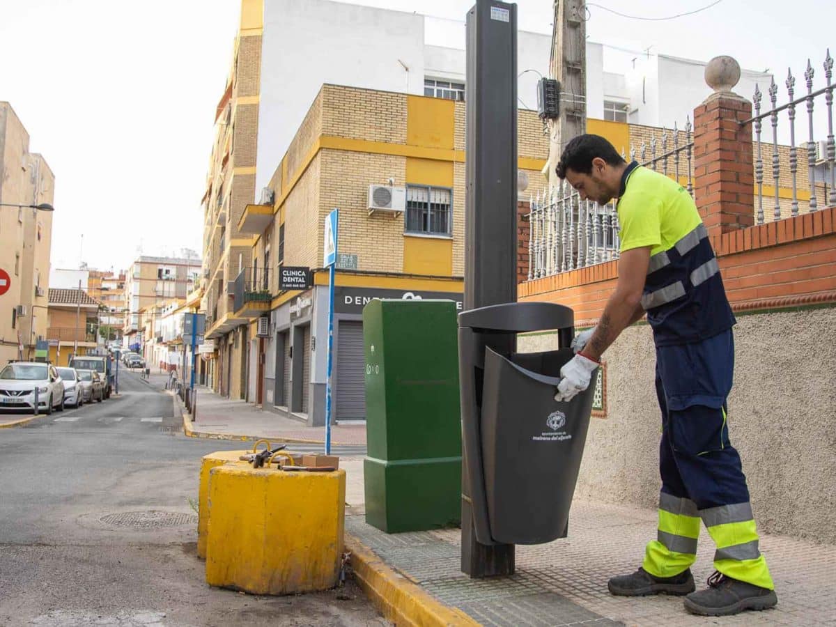 Imagen de una de las 1000 papeleras nuevas que está poniendo Mairena del Aljarafe / AD