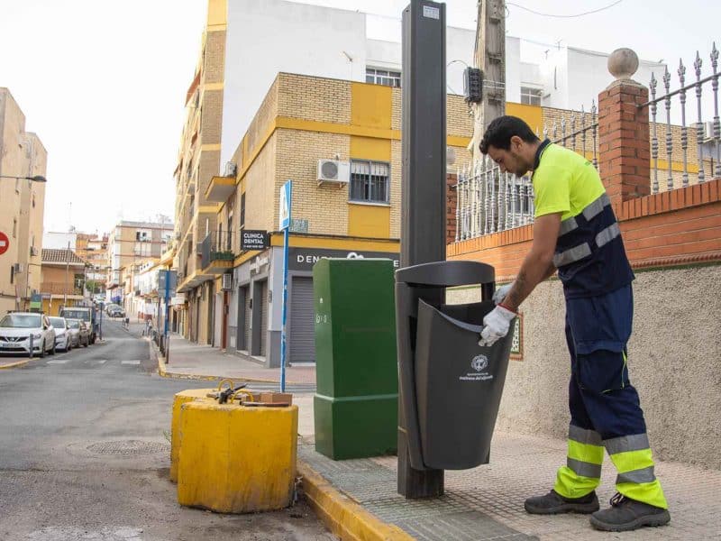 Imagen de una de las 1000 papeleras nuevas que está poniendo Mairena del Aljarafe / AD