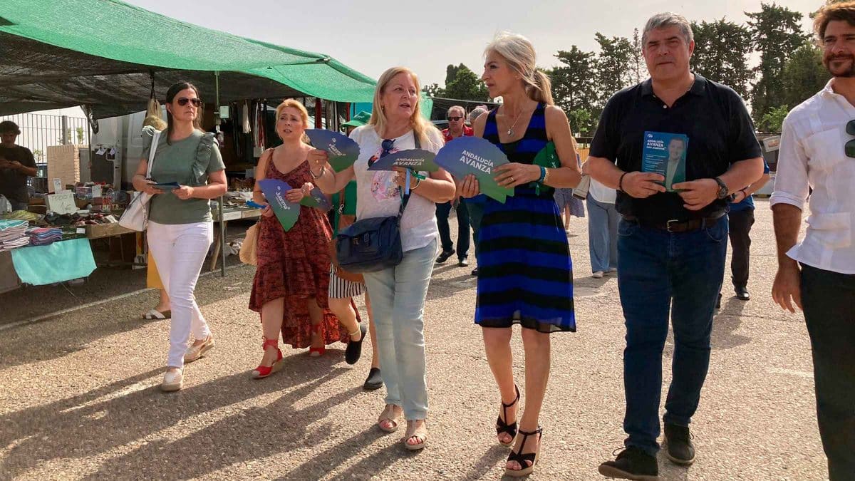 Patricia del Pozo en su visita al Aljarafe en el mercadillo de Castilleja de la Cuesta / AD