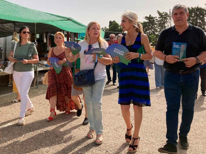 Patricia del Pozo en su visita al Aljarafe en el mercadillo de Castilleja de la Cuesta / AD