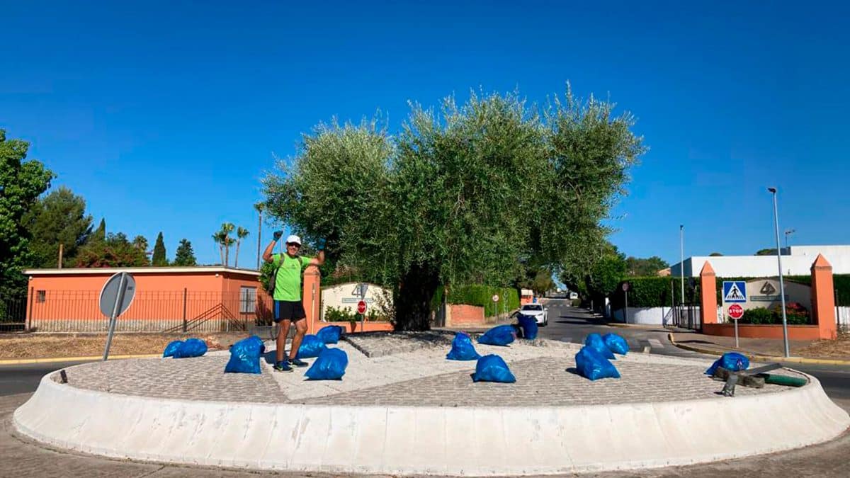 Quique Bolsitas tras una acción de limpieza de basura acumulada en las cunetas entre Gines y Valencina / AD