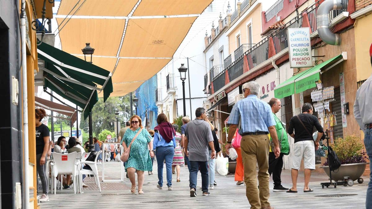 Toldos para combatir el calor del verano en Tomares / AD