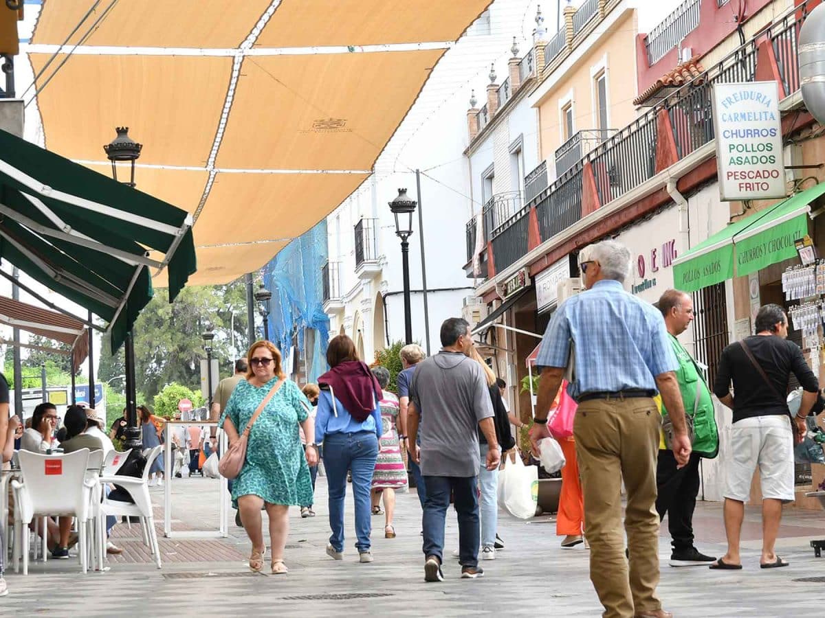 Toldos para combatir el calor del verano en Tomares / AD