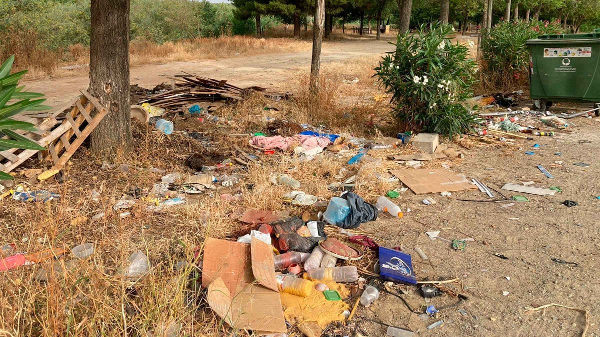 Basura en el Área Recreativa La Coriana de Olivares / AD