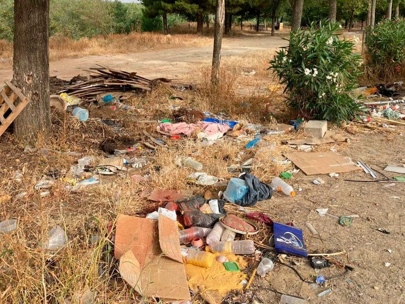 Basura en el Área Recreativa La Coriana de Olivares / AD