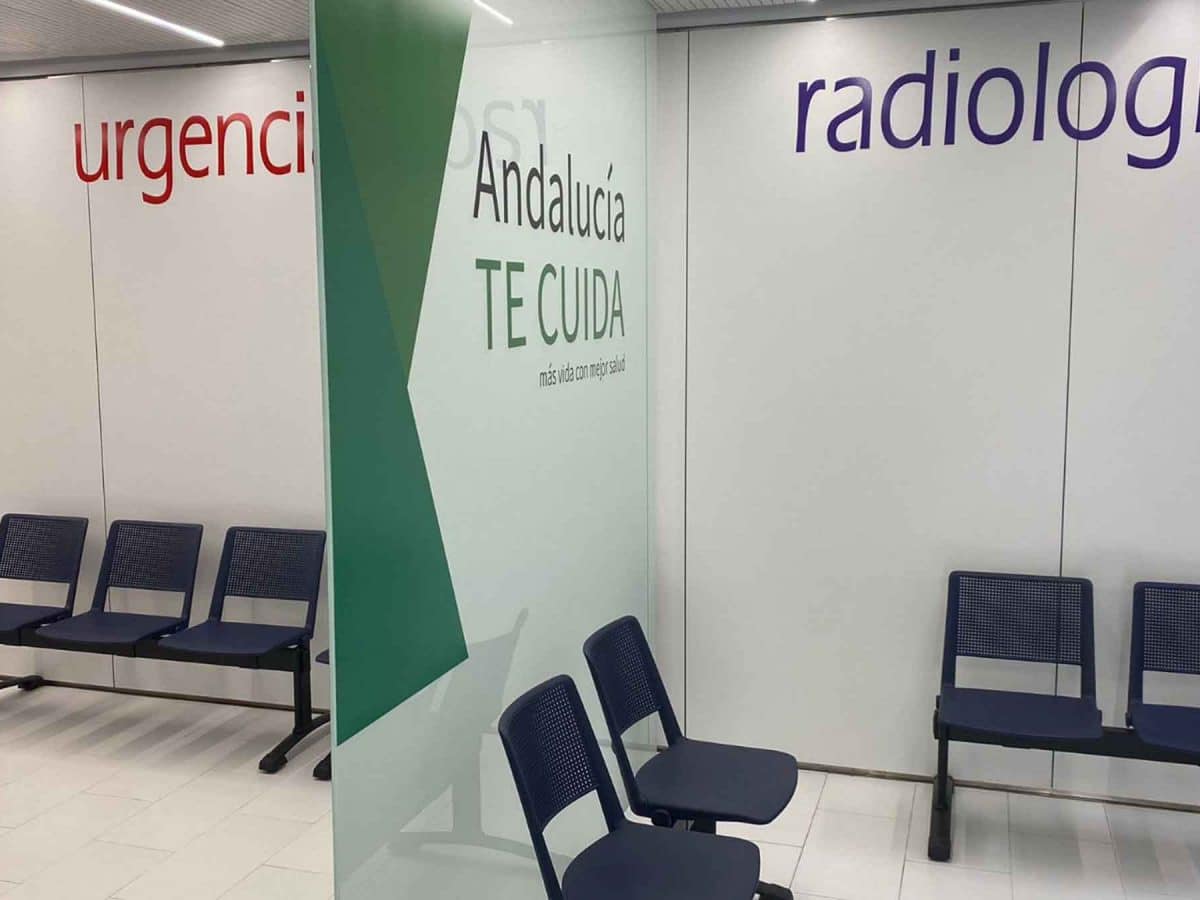 Centro de Salud de San Juan de Aznalfarache reformado / AD
