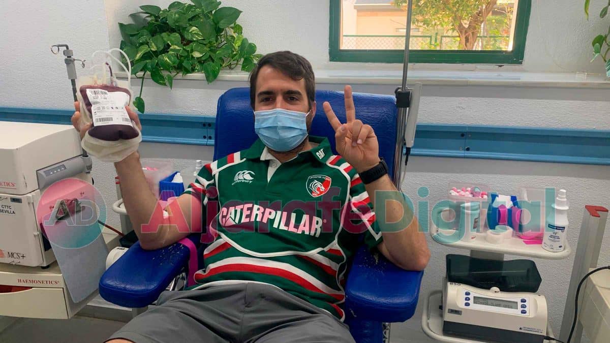 Imagen de un residente en el Aljarafe donando sangre / Clara Fajardo