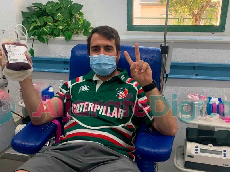 Imagen de un residente en el Aljarafe donando sangre / Clara Fajardo