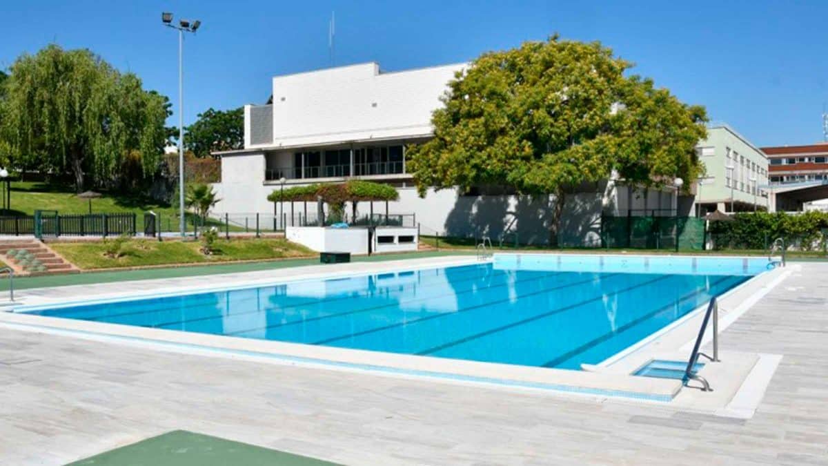 Imagen de la piscina municipal de Tomares / AD